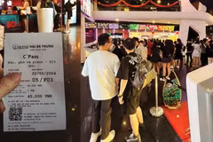 Hàng trăm khán giả xếp hàng chờ mua vé tại cụm rạp Cinestar Quốc Thanh. (Ảnh: VTC News)