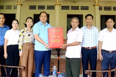 Thăm hỏi, tặng quà gia đình chính sách, người có công là việc làm thường xuyên của lãnh đạo các cấp, ngành, địa phương vào những dịp lễ, Tết. (Ảnh: Cổng thông tin điện tử tỉnh Vĩnh Phúc)