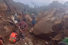 Người dân tìm kiếm nạn nhân tại hiện trường vụ lở đất ở tỉnh Enga, Papua New Guinea ngày 26/5/2024. (Ảnh: AFP/TTXVN)