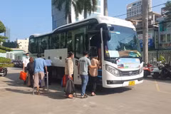 Chuyến xe đưa bệnh nhân về quê đón Tết. (Ảnh: Văn Dũng/TTXVN)