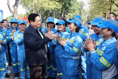 Thủ tướng Phạm Minh Chính thăm, chúc Tết công nhân vệ sinh môi trường đô thị thành phố Hà Nội. (Ảnh: Dương Giang/TTXVN)
