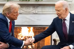 Tổng thống Joe Biden gặp Tổng thống đắc cử Donald Trump tại Phòng Bầu dục của Nhà Trắng ngày 13/11. (Ảnh: AP)