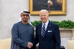Tổng thống Mỹ Joe Biden và người đồng cấp UAE Sheikh Mohamed bin Zayed al-Nahyan trong cuộc gặp song phương tại Phòng Bầu dục của Nhà Trắng ở Washington, DC. (Ảnh: AFP)