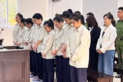 Các bị cáo tại phiên tòa. (Ảnh: Huyền Trang/TTXVN)