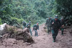 Bộ đội biên phòng Quang Long (Cao Bằng) trên đường tuần tra đường biên, mốc giới. (Ảnh: Chu Hiệu/TTXVN)