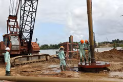 Các nhà thầu đang tích cực thi công các hạng mục để hoàn thành đúng tiến độ vào năm 2024. (Ảnh: Trần Tĩnh/TTXVN)