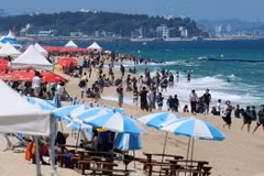 Người dân tránh nóng trên bãi biển ở Gangneung, Hàn Quốc. (Ảnh: Yonhap/TTXVN)