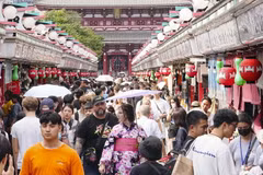 Khách du lịch tham quan phố mua sắm ở quận Asakusa ở Tokyo, Nhật Bản. (Ảnh: Kyodo/TTXVN)