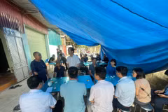Lãnh đạo UBND huyện Ba Vì thăm hỏi, chia sẻ với gia đình nạn nhân. (Ảnh: Mạnh Khánh/Vietnam+)