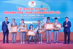 Trao Bằng khen của Thủ tướng Chính phủ cho 6 vận động viên có thành tích thi đấu xuất sắc tại Đại hội thể thao người khuyết tật Châu Á lần thứ 4 tại Hàng Châu, Trung Quốc. (Ảnh: Minh Quyết/TTXVN)