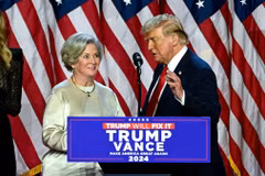 Bà Susie Wiles có mặt cùng Tổng thống Donald Trump trên sân khấu khi ông tái đắc cử. (Ảnh: The Times)