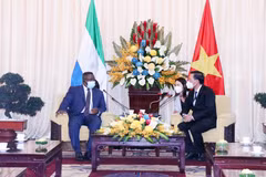 Chủ tịch UBND Thành phố Hồ Chí Minh Phan Văn Mãi hội kiến Tổng thống Sierra Leone Julius Maada Bio. (Ảnh: Xuân Khu/TTXVN)