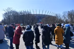 Người tị nạn từ Ukraine xếp hàng bên ngoài một điểm cấp mã số định danh tại Warsaw, Ba Lan, ngày 20/3. (Ảnh: PAP/ TTXVN)