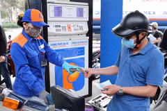 Mua bán xăng dầu tại cửa hàng kinh doanh xăng dầu Petrolimex trên đường Trần Quang Khải, Hà Nội. (Ảnh: Trần Việt/TTXVN)