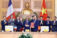 Bộ trưởng, Chủ nhiệm Văn phòng Chính phủ Mai Tiến Dũng (bên phải) và Ngài Jean-Pierre Marcelli, Giám đốc điều hành Cơ quan Phát triển Pháp (AFD) ký kết Bản ghi nhớ hợp tác. (Ảnh: Thống Nhất/TTXVN)