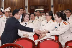 Chủ tịch Quốc hội Vương Đình Huệ thăm, chúc Tết Công an tỉnh Lào Cai