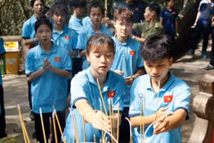 Đội tuyển Nữ U20 Việt Nam dâng hương tưởng niệm các Vua Hùng