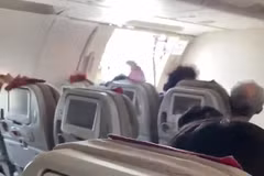Người đàn ông mở cửa máy bay Asiana Airlines có thể bị phạt 10 năm tù
