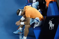 Rafael Nadal thành cựu vương Australian Open ngay từ vòng 2