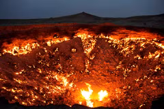 Ngọn lửa bốc cháy không gừng tại "Cổng địa ngục" ở Turkmenistan. (Nguồn: Wikipedia)