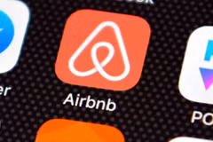 Airbnb đã cấm vĩnh viễn hoạt động tiệc tùng tại các cơ sở cho thuê trên nền tảng này. (Nguồn: CNN)