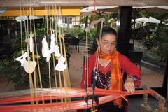 Nghệ nhân Thuận Thị Trụ giới thiệu dệt thổ cẩm Chăm (Ảnh: Thúy Mơ/Vietnam+)