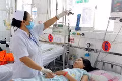 Bệnh nhi sốt xuất huyết đang điều trị tại Bệnh viện Nhi Đồng 1, TP.HCM. (Ảnh: Phương Vy/TTXVN)