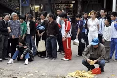 Gia đình của những nạn nhân trong vụ cuồng sát tại trường tiểu học Thực nghiệm ở thành phố Nam Bình, Phúc Kiến tập trung trước cổng trường. (Nguồn: Getty Images)
