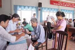 Người dân nhận tiền hỗ trợ bị thu hồi đất tại Khu công nghiệp Long Giang. (Nguồn: phapluattp.vn)