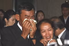 Cha mẹ của nạn nhân bị chồng sát hại đau khổ trong lễ tang tại Busan. (Nguồn: Yonhap/TTXVN