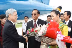 Đón Tổng Bí thư, Chủ tịch Quốc hội Nguyễn Phú Trọng tại sân bay Savannakhet. (Ảnh: Trí Dũng/TTXVN)