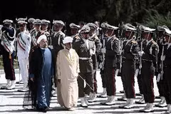 Tổng thống Iran Hassan Rowhani (trái) và Quốc vương Qaboos bin Said (phải) duyệt đội danh dự tại lễ đón ở Tehran. (Nguồn: AFP/TTXVN)