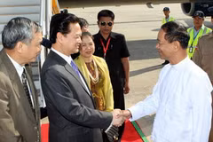 Ngài Ye Myint, Thủ hiến vùng Mandalay đón Thủ tướng Nguyễn Tấn Dũng và Phu nhân tại sân bay Quốc tế Mandalay sáng 19/12. (Ảnh: Đức Tám/TTXVN)