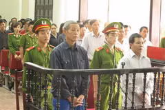 Hai bị cáo Ngô Văn Khởi và Nguyễn Văn Hải tại phiên tòa xét xử sơ thẩm. (Ảnh: Nguyễn Văn Nhật/TTXVN)