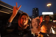 Người dân Iran đổ ra đường phố ở thủ đô Tehran mừng chiến thắng sau khi biết kết quả cuộc bầu cử. (Nguồn: AFP/TTXVN)