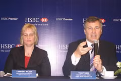 Bà Lindsay Rajah và ông Thomas Tobin trả lời câu hỏi của các phóng viên. (Ảnh Hà Huy Hiệp/Vietnam+)