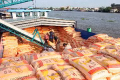 Bốc xếp gạo xuất khẩu. (Ảnh: Đình Huệ/TTXVN)