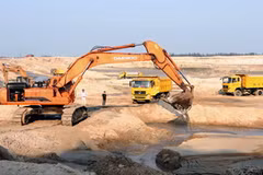Thi công bóc đất cát mỏ sắt Thạch Khê. (Ảnh: Hà Thái/TTXVN)