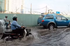 Triều cường gây ngập ở Thành phố Hồ Chí Minh. (Ảnh: Kim Phương/TTXVN)