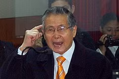 Ông Alberto Fujimori phát biểu tại Lima ngày 17/7/2009 trong phiên tòa xét xử ông ta vì tội tham nhũng trả tiền bất hợp pháp cho cựu trợ lý hàng đầu của ông và giám đốc tình báo Vladimiro Montesinos. (Nguồn: AFP/TTXVN)