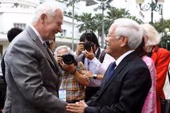 Chủ tịch UBND TP.Hồ Chí Minh Lê Hoàng Quân tiếp Toàn quyền Canađa David Johnston. (Ảnh: Thanh Vũ/TTXVN)