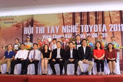 Các thí sinh đoạt giải chụp ảnh cùng ban tổ chức. (Ảnh: Văn Xuyên/Vietnam+)