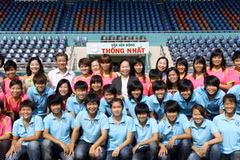 Phó Chủ tịch nước Nguyễn Thị Doan thăm câu lạc bộ Bóng đá nữ Thành phố Hồ Chí Minh. (Ảnh: Thanh Vũ/TTXVN)