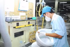 Sản xuất thiết bị vệ sinh tại Nhà máy sứ Inax số 4 (đầu tư của Nhật Bản), khu công nghiệp Phố nối A, Hưng Yên. (Ảnh: Hồng Kỳ/TTXVN)