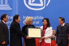 Bà Katherine Muller rao bằng Di sản phi vật thể của UNESCO cho Hội Gióng đền Phù Đổng và đền Sóc cho đại diện thành phố Hà Nội. (Ảnh: Nhật Anh/TTXVN)