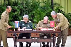 Thượng tướng Nguyễn Chí Vịnh và Thượng tướng Álvaro López Miera, Ủy viên Bộ Chính trị, Tổng tham mưu trưởng, Thứ trưởng thứ nhất Bộ Các lực lượng vũ trang cách mạng Cuba ký biên bản về việc thực hiện Bộ hồ sơ về 60 năm lịch sử quan hệ quốc phòng hai nước