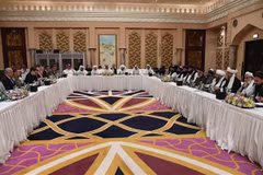 Phái đoàn Mỹ (trái) và phái đoàn Taliban (phải) tại vòng đàm phán hòa bình ở Doha, Qatar ngày 26/2/2019. (Ảnh: AFP/TTXVN)