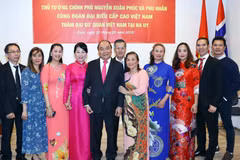 Thủ tướng Nguyễn Xuân Phúc, Phu nhân và cộng đồng người Việt Nam tại Vương quốc Na Uy. (Ảnh: Thống Nhất/TTXVN)