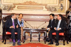 Ông Trần Vĩnh Tuyến, Phó Chủ tịch UBND Thành phố Hồ Chí Minh (phải) tiếp ông Harald Mahrer, Chủ tịch Phòng Kinh tế Liên bang Áo. (Ảnh: Xuân Khu/TTXVN)