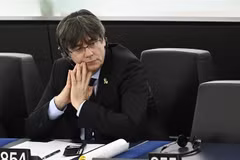 Cựu Thủ hiến vùng Catalonia Carles Puigdemont tham dự phiên họp đầu tiên của ông với tư cách nghị sỹ EP tại Strasbourg, Pháp. (Ảnh: AFP/TTXVN)